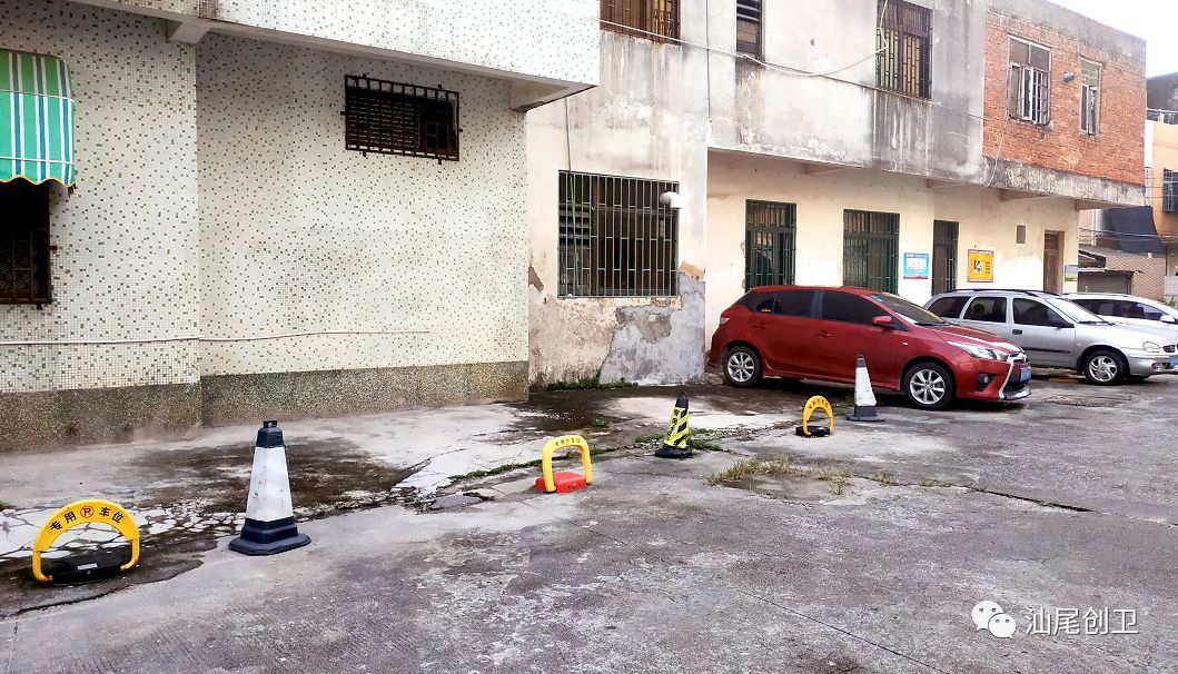 汕尾盐町头居民区被私设停车地锁占用公共区域