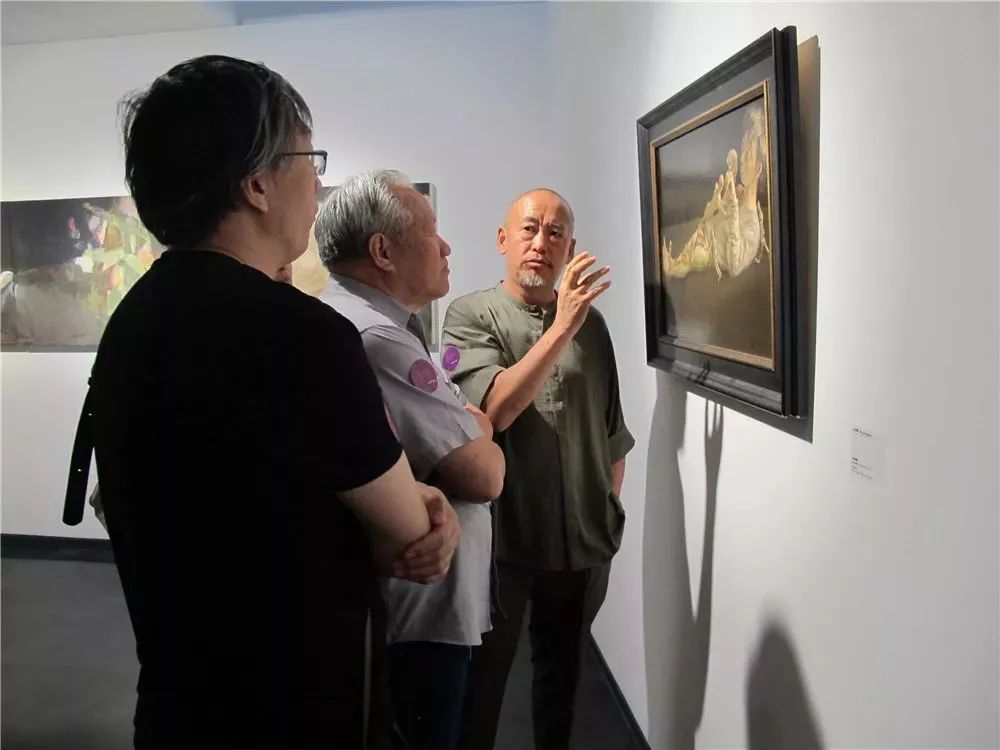 研討會上,清華大學藝術博物館向三位參展藝術家頒發作品捐贈證書清華