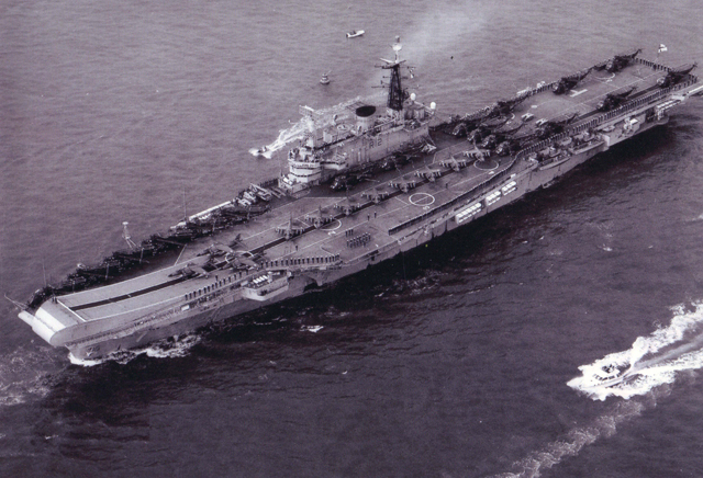 该航母最早的主力舰载机是第一代喷气式战斗机"海鹰",在1960年代初期