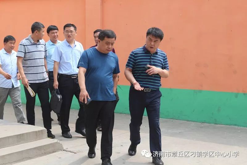 刘国兴局长一行先来到刁镇学区中心小学,深入了解学校办学条件,校容校