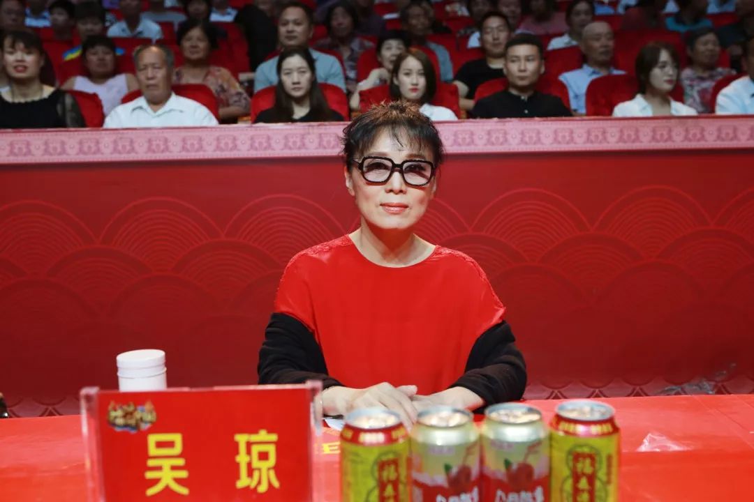 他们分别是黄梅戏名家吴琼,豫剧名家李金枝《梨园春》导演李维迪