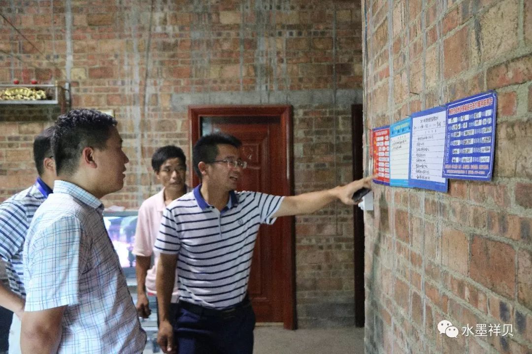 户覃继祥了解家庭基本情况,鼓励他们积极响应乡党委,政府及宜州区委