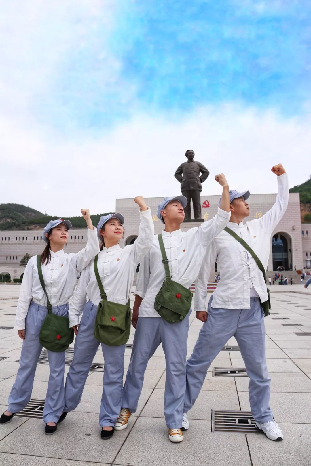 动作都是摄影师白雨轩老师一一设计,指导你不知道的是,枣园革命旧址