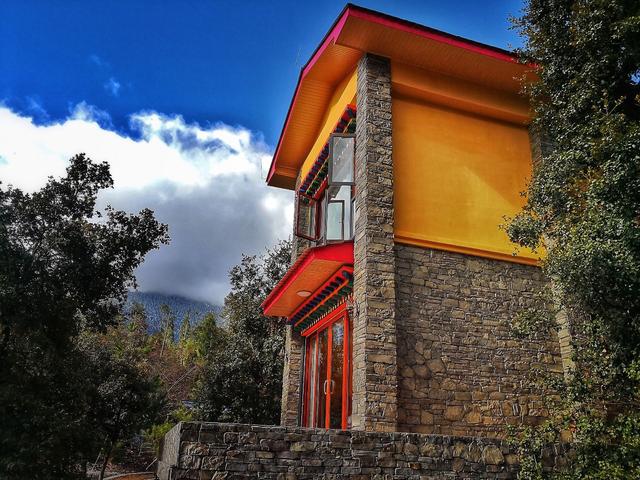 别墅区or客栈区当然也有价格低廉实惠的床位这里有几栋豪华的藏式房子