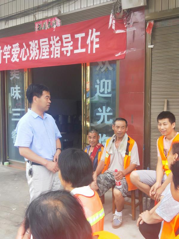 罗山县竹竿镇爱心粥屋迎来了一批特殊的志愿者