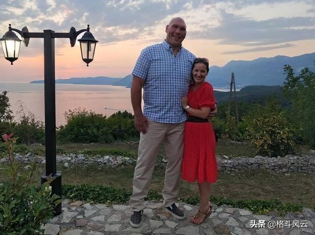瓦卢耶夫无愧来自战斗的民族,他身高213cm,在重量级拳手中也是巨人般