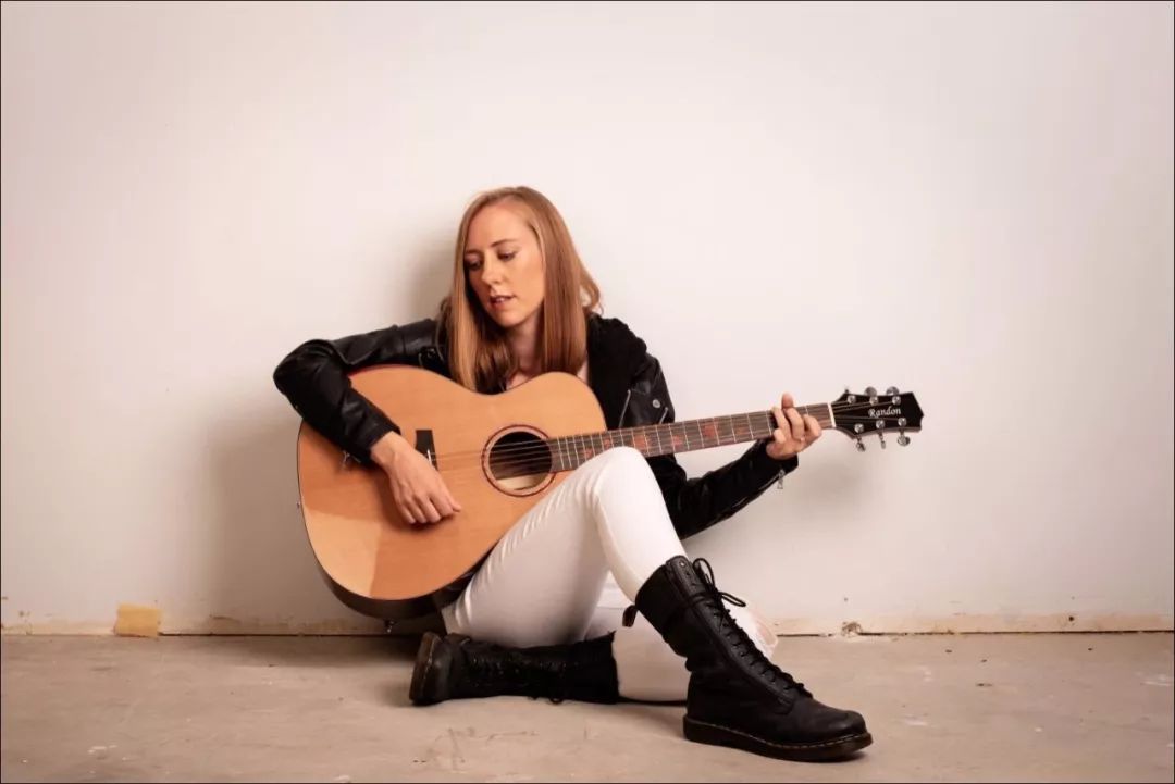 专访一百万个可能原唱克丽丝叮学中文13年痴迷音乐与