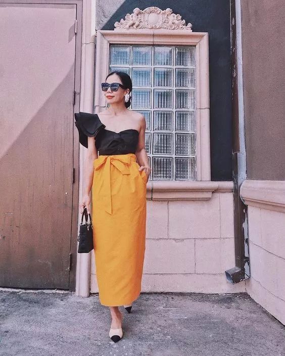 因为她本身的气质偏直线型冷风格,华丽柔美的单品穿在身上恰好有一种