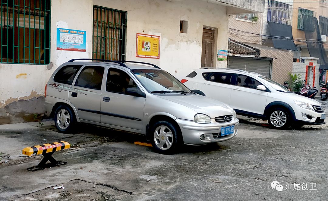 汕尾盐町头居民区被私设停车地锁占用公共区域