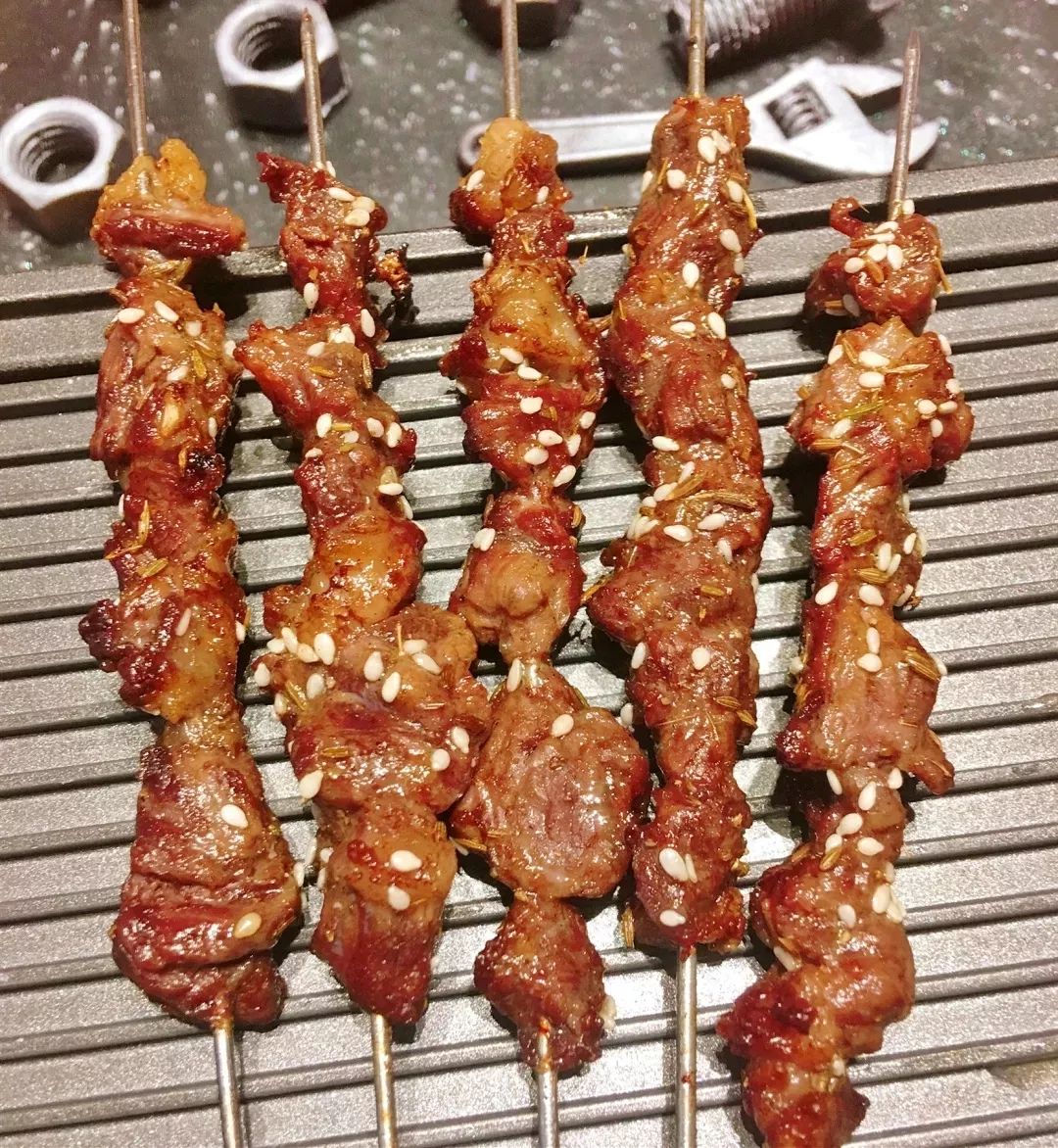 烧 烤 大 集 合小串鸭肠,鸡中翅,酱油筋,羊肉串无一例外,串串入味