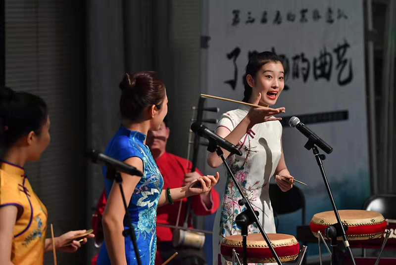 西河大鼓演员在表演《花唱绕口令》.
