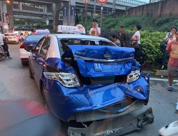 现场惨烈一大客车失控18辆车被撞