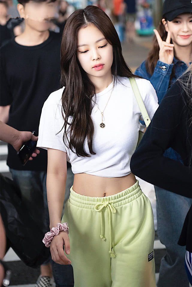jennie是漫画腰代言人当她穿出短款上衣时女生都嫉妒了