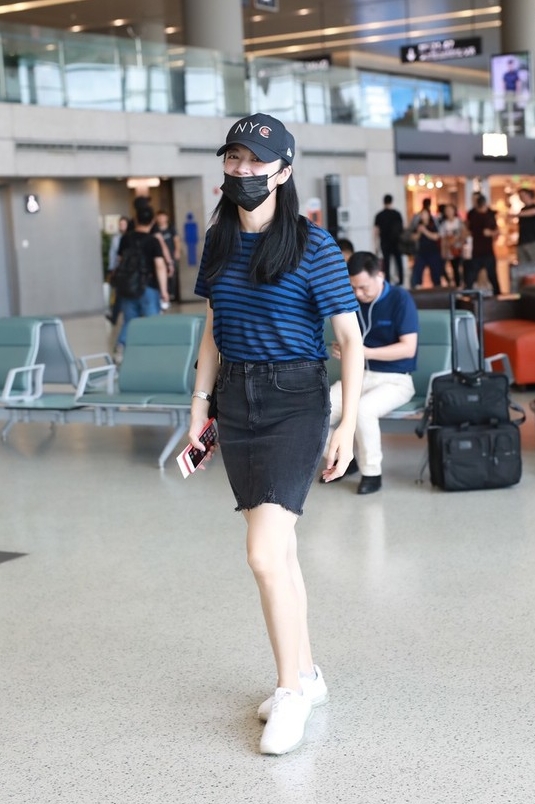 姚晨低调走机场t恤搭配牛仔短裙清新靓丽简装也能穿出好气质