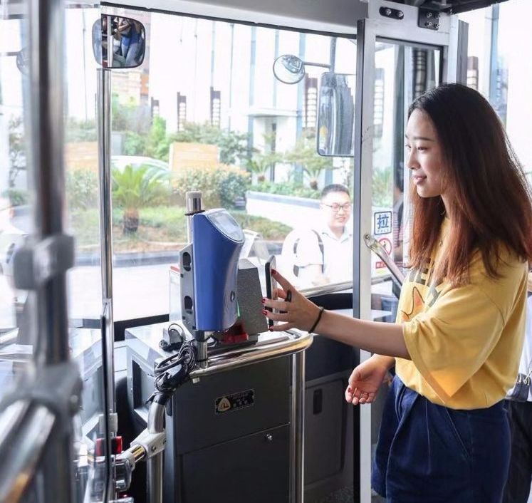 有时候 好不容易挤上车 一掏口袋居然没零钱 美团广元电子公交卡上线