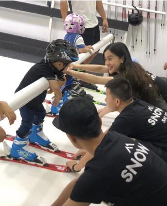 原创baby白天陪小海绵滑雪眼神超有爱深夜回黄晓明公寓破离婚传闻