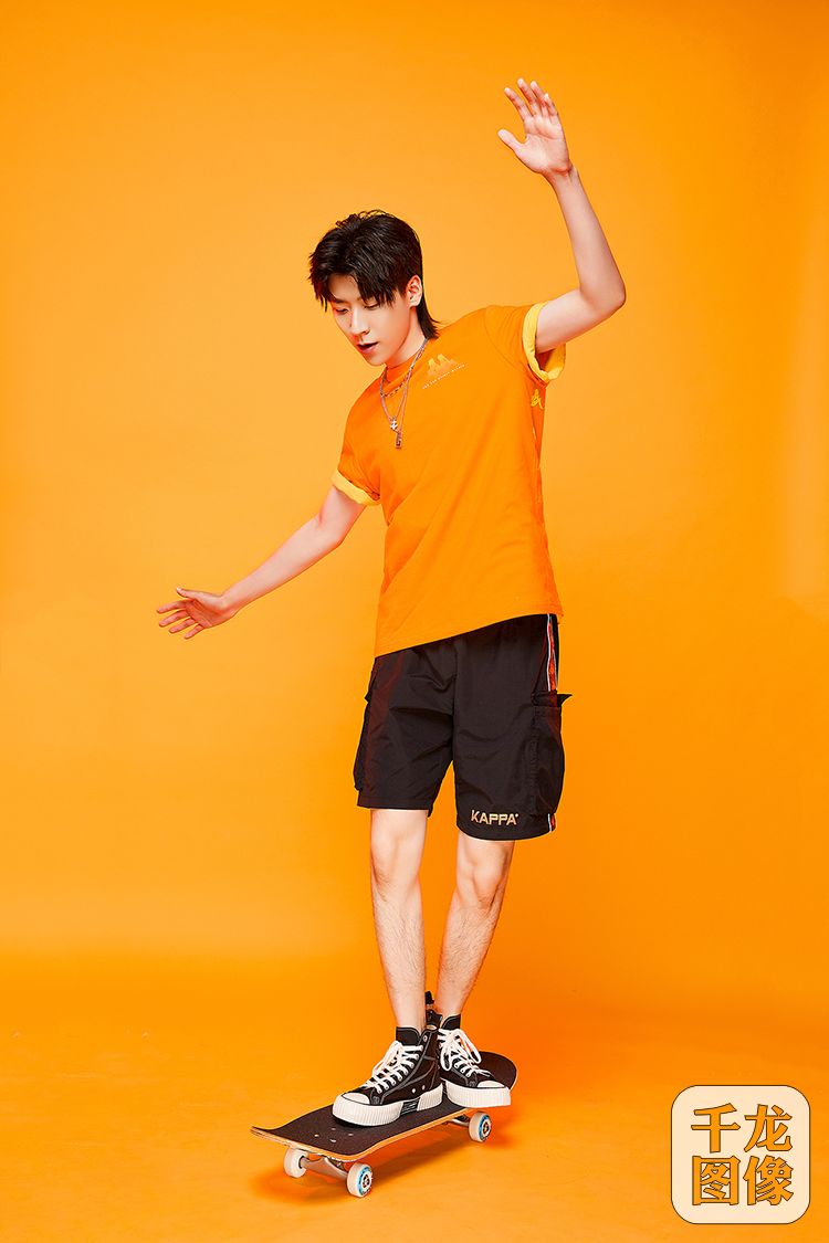 王博文夏日运动写真曝光 玩转滑板动感青春