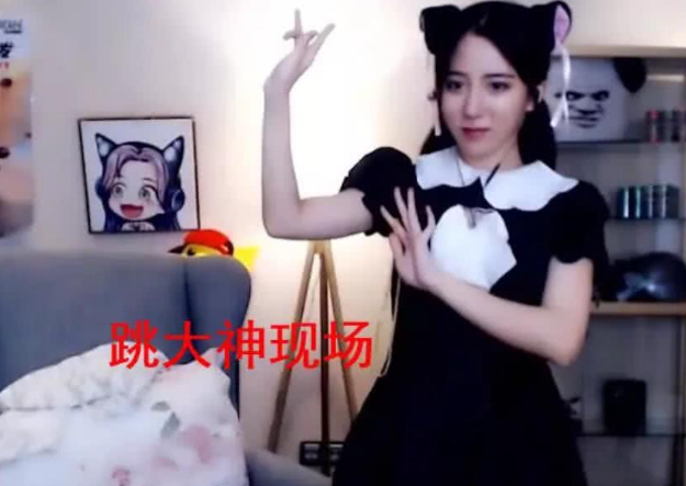 呆妹儿为庆祝粉丝破千万穿女仆装跳舞网友这么僵硬