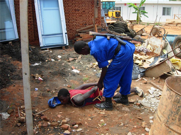 这里的人专偷我们看不上的东西,发现后被打个半死_小偷