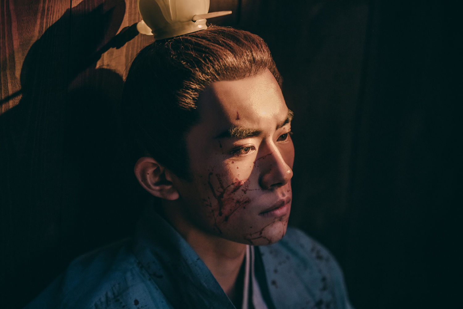 易烊千玺工作室更新李必剧照 千玺演技爆棚眼神深刻引人怜爱