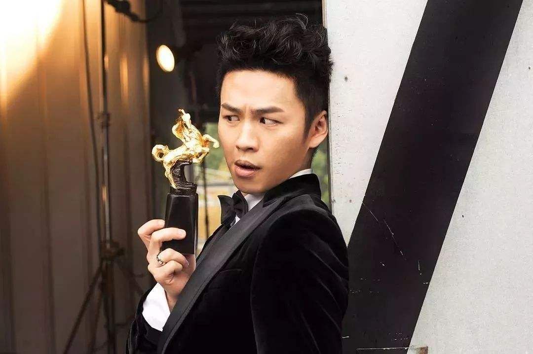 他撞脸张若昀,出道6年拿影帝,在《亲爱的》被喷演技比不上李现_李鸿其