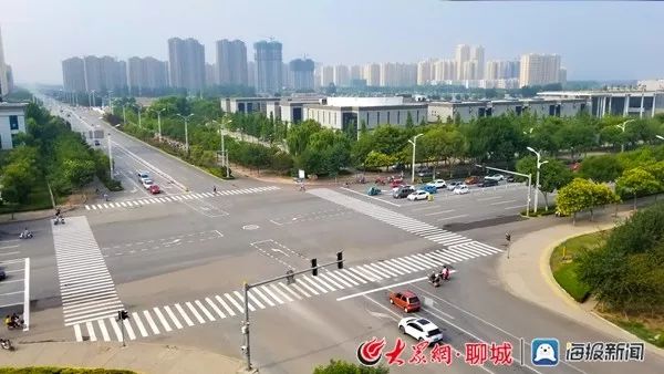 在曙光路和温泉路交叉路口,新施划的标志标线为进一步规范和完善城区