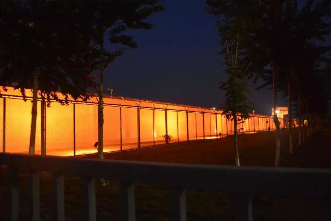 子"因为值班而频繁调整生物钟在这片高墙电网之内的他们最懂夜的黑,也