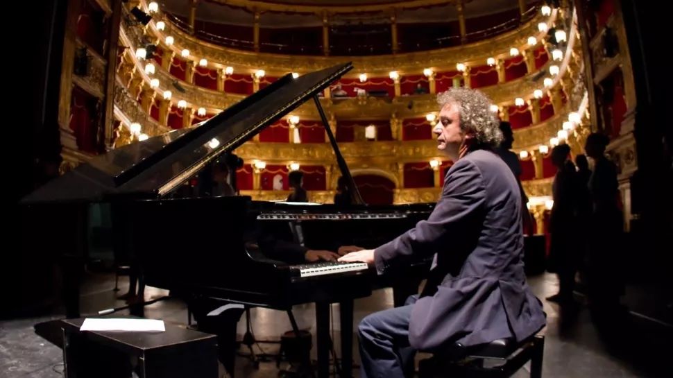 钢琴作曲家罗伯托·卡恰帕利亚,早年毕业于米兰朱塞佩·威尔第音乐