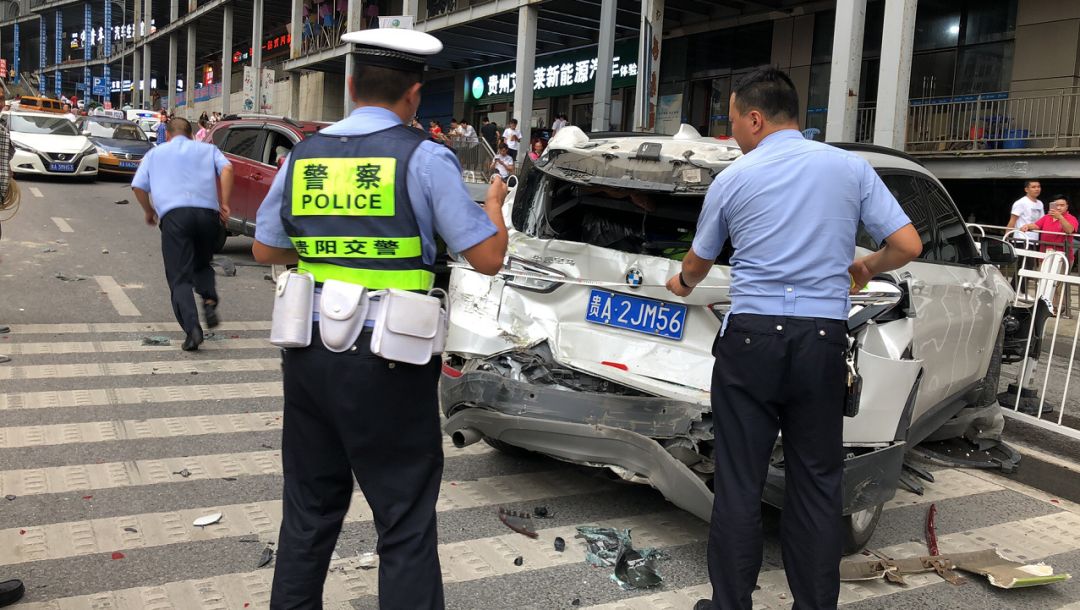 在贵阳野猫井转花果园j区路口 发生多辆汽车连环相撞的交通事故 记者