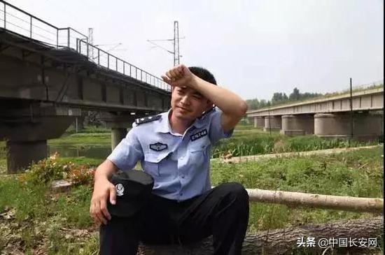 中国警察白色警服图片