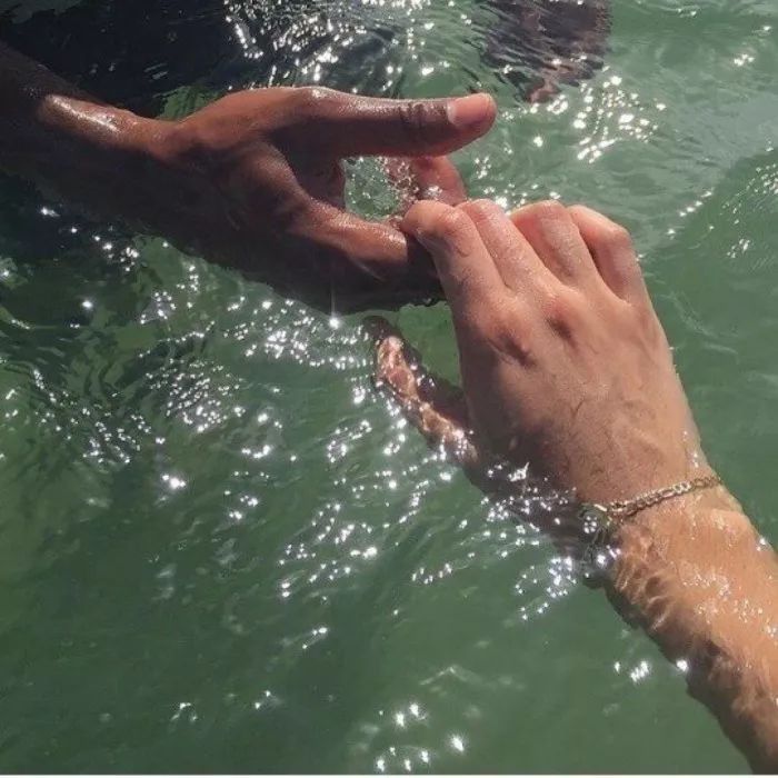 背景图丨抓不住的东西连伸手都是愚蠢的