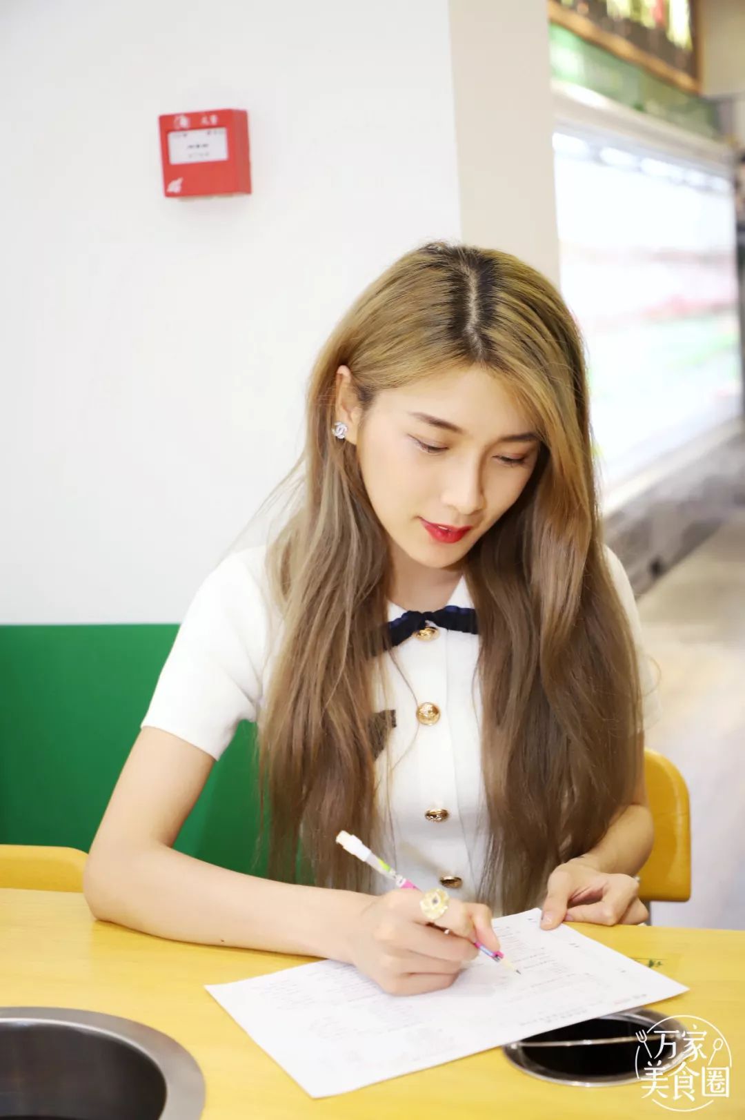 咱班班花的独有气质每天晚上更有专业歌手吴子璇在这里用动听的歌声带