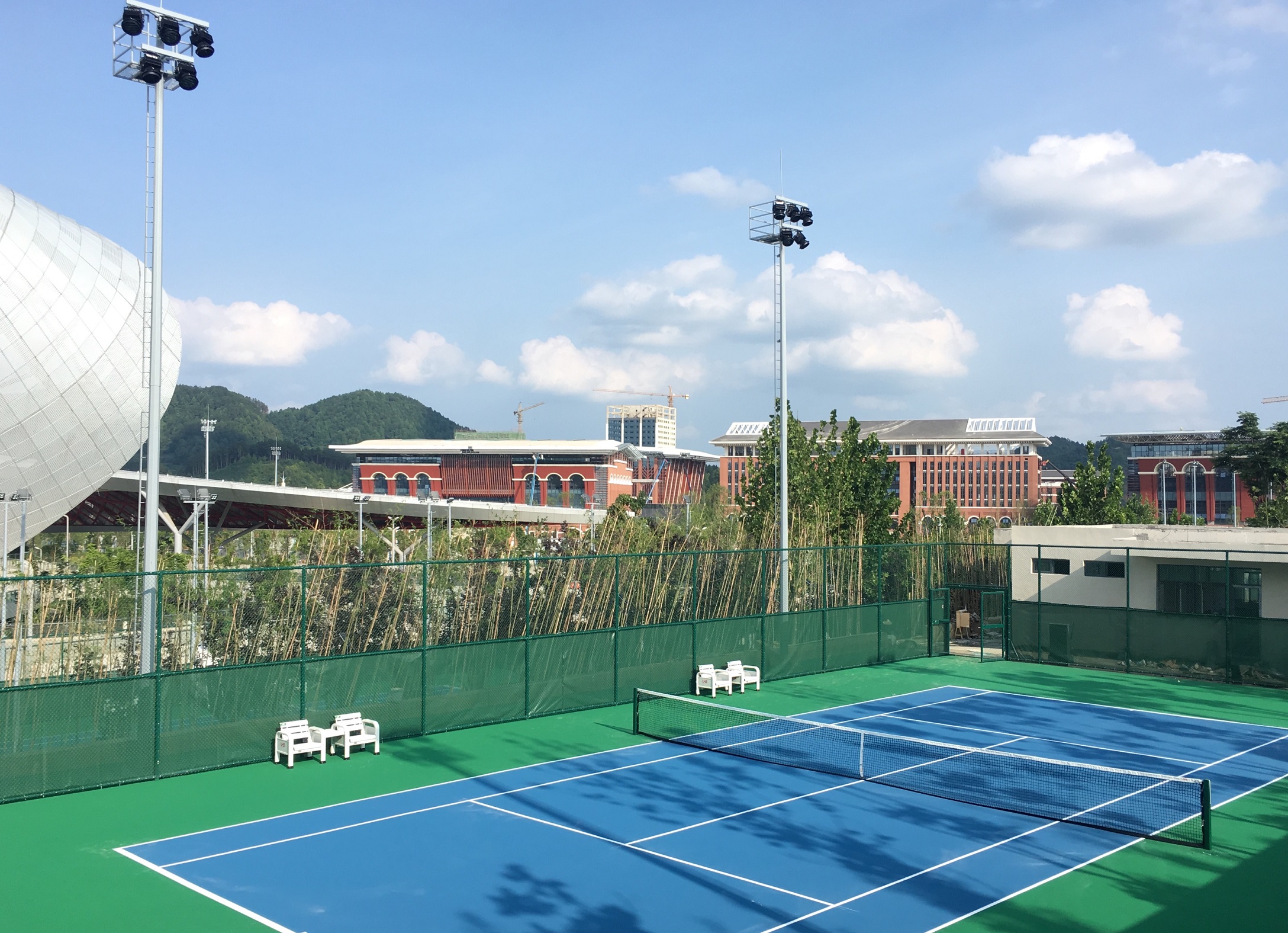 在网球场照明选择方面,目前众多网球场纷纷选择与华夏北斗星合作.
