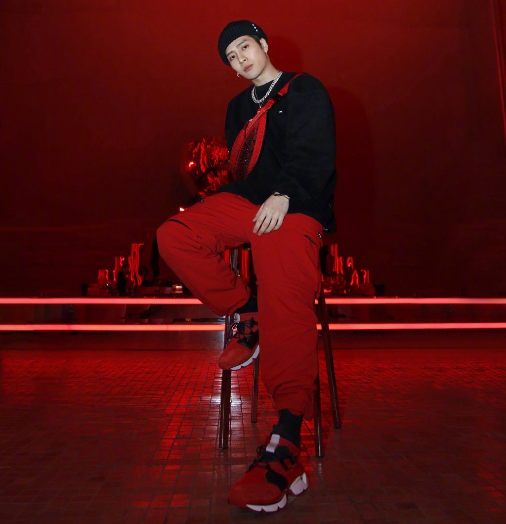 原创嘻哈气质男友王嘉尔,全身黑色系穿搭,冷酷又运动的时尚