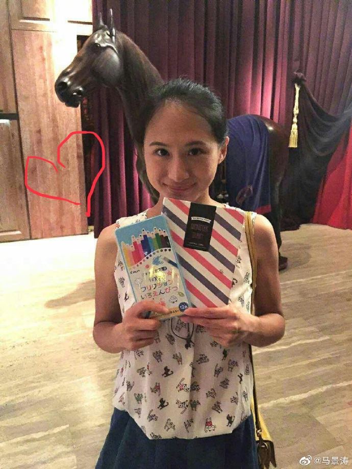 马景涛晒照为28岁的女儿庆生,五官清秀像极了爸爸_马世媛