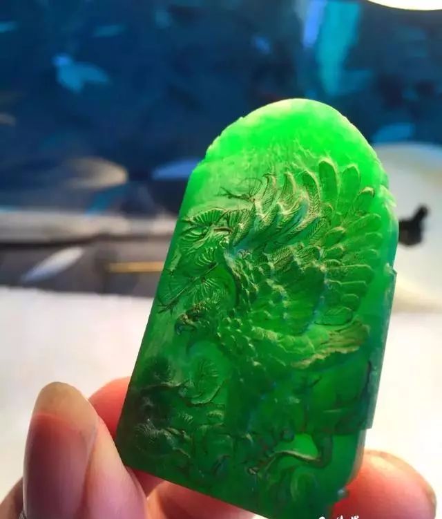 欲被放弃的翡翠片料在经过一波三折后,雕刻出的成品沦为"绝世佳品"!