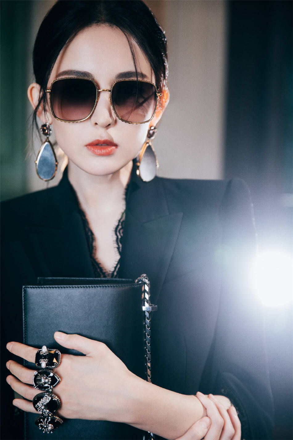 电视剧《亲爱的热爱的》胡一天酷帅风走红,黑色系时尚百搭!