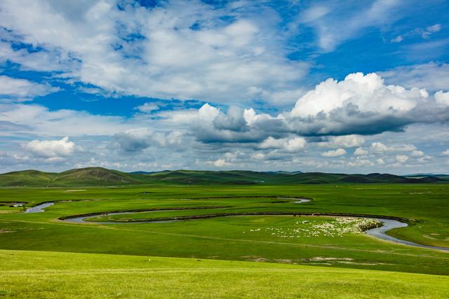 内蒙古最著名的大草原这里河流蜿蜒牛羊成群蓝天碧草一望无际