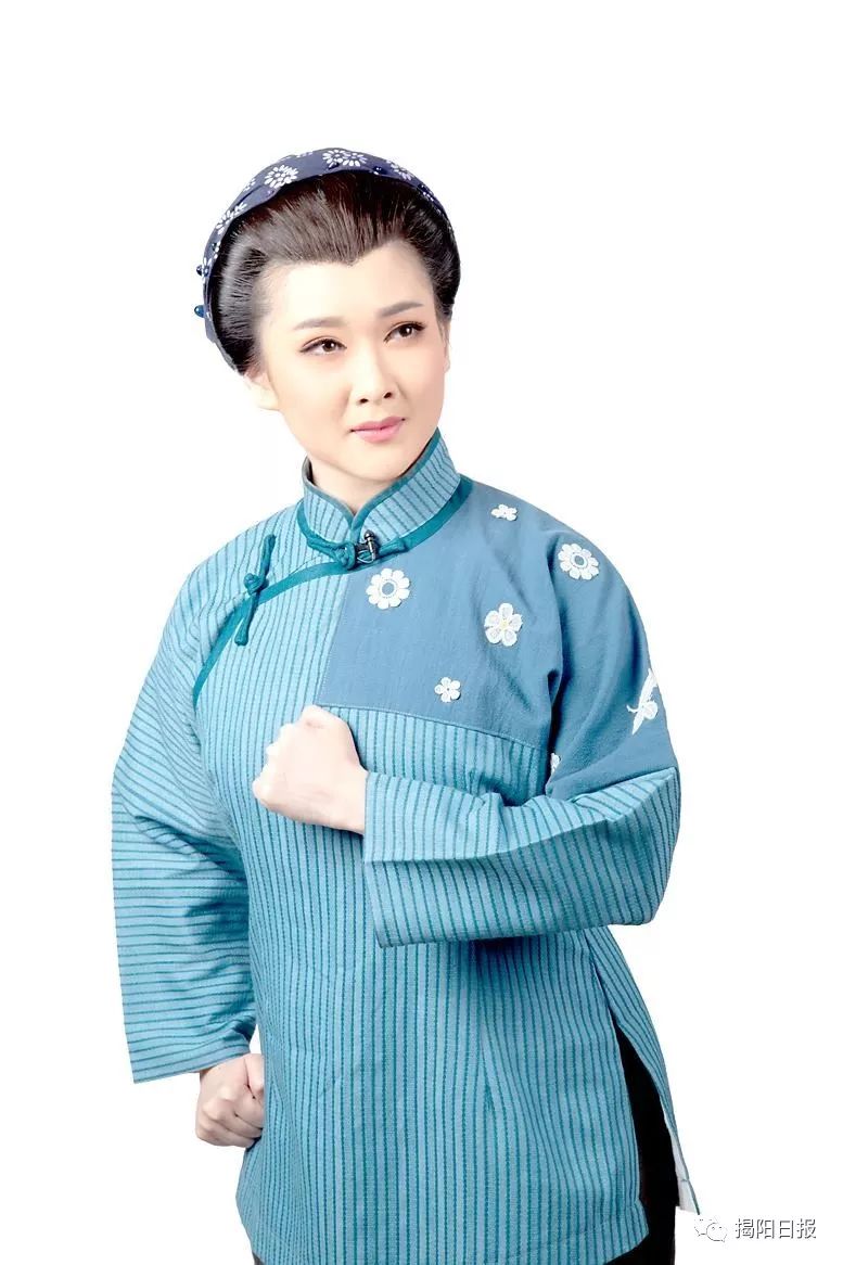 亭亭玉立晚风前一片清芬透碧天