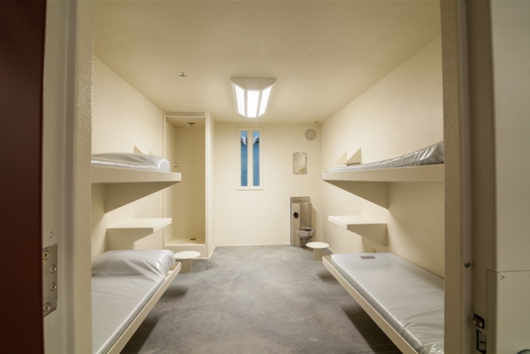 章莹颖案凶手监狱内景曝光配电视电脑大量书曾投诉网络信号弱