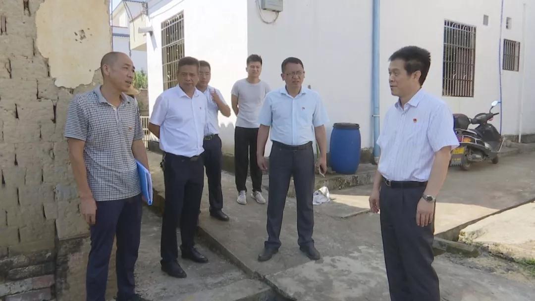 座谈会上,廖志常,谭建华认真听取了到会的仁化县,镇人大代表,选民代表