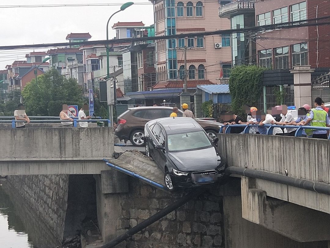 【惊险】萧山一辆奥迪车撞断桥护栏,悬在半空.