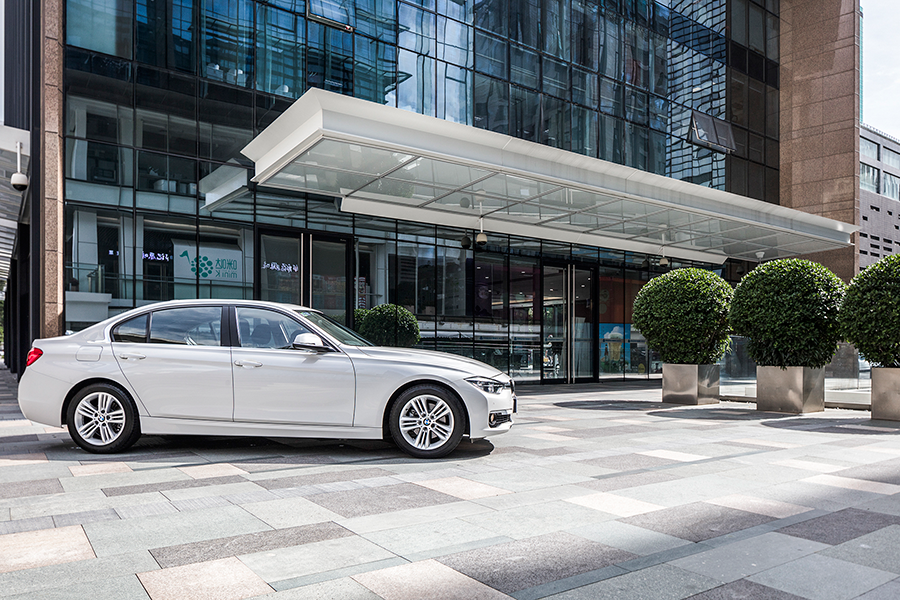 宝马3系是一台高品质,注重细节的运动型轿车.