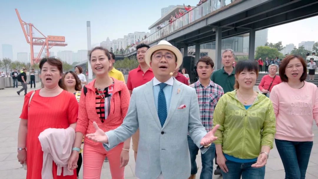 主持人夏磊边走边唱