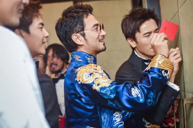 好歹是当伴郎,他咋这造型就来了.