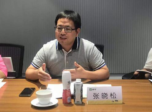 (国务院国资委综合局社会责任处处长张晓松在座谈会上对蒙牛给予高度