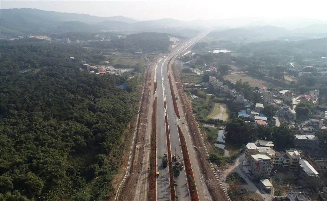 往返曲江快车道莲花大道二期预计在今年国庆节前全线通车