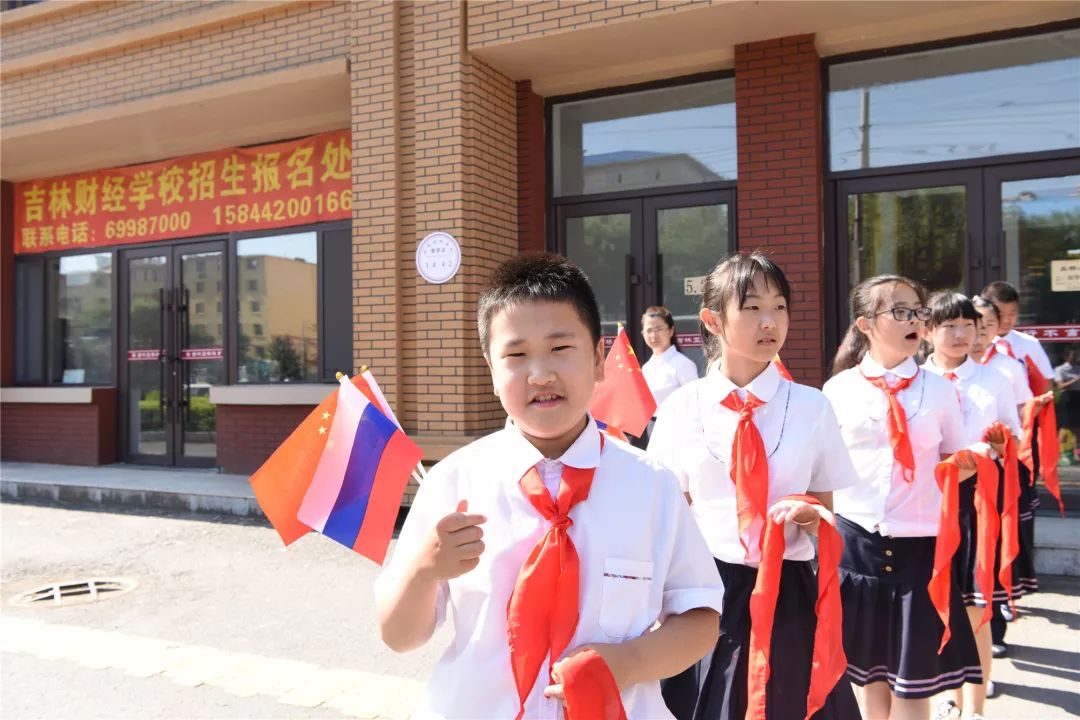 副校长及学生代表组成的教育访问团来到北国江城吉林市,在亚桥小学