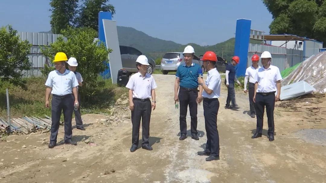 座谈会上,廖志常,谭建华认真听取了到会的仁化县,镇人大代表,选民代表