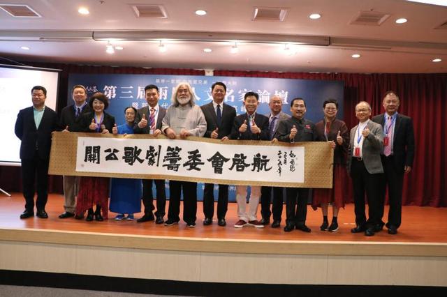 在这次两岸人文盛会上,张峰联合两岸人文荟创始人石宝峰,著名导演